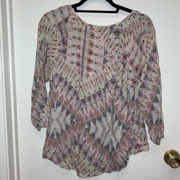 Cute patterned blouse - Picture 2 of 5